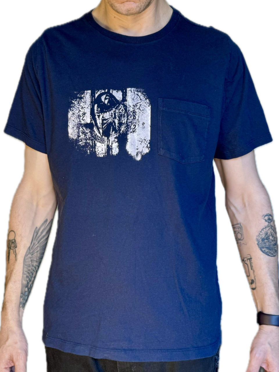 LA PREMIÈRE IDÉE ANGEL MUSE DARK BLUE POCKET T-SHIRT